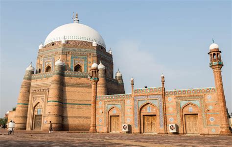 L'Érection du Tombeau de Shah Rukn-i Alam à Multan: Un Symbole de Pudeur et d'Ascension Spirituelle en Terres Musulmanes Médiévales